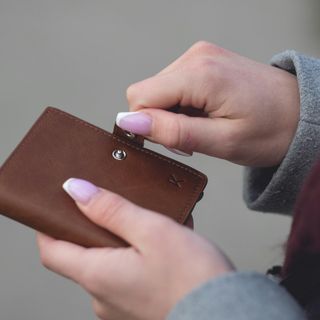 Le rubano la borsa e fa un appello: "Ridatemi le foto che custodivo nel portafoglio. Per me hanno un grande valore affettivo"