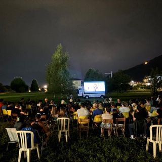 Il cinema sotto le stelle torna a Rifreddo: due serate estive per stare bene, insieme