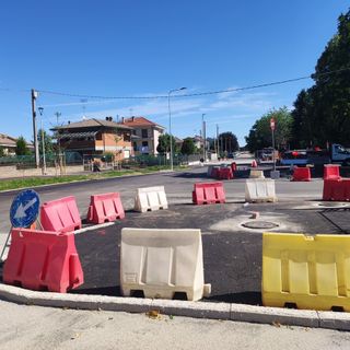 Cuneo, proseguono i lavori davanti alle scuole medie a Borgo San Giuseppe