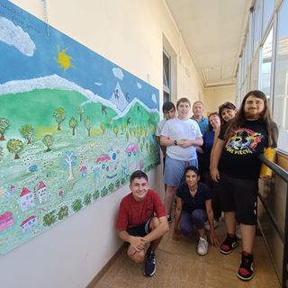 I ragazzi del "Centro Riparo" con i loro pannelli artistici nei corridoi del Municipio di Barge I ragazzi del "Centro Riparo" con i loro pannelli artistici nei corridoi del Municipio di Barge