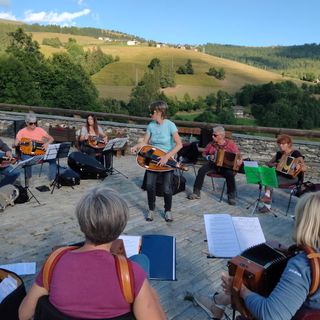 Elva apre agosto con la musica occitana: concerto del Quba Libre Trio e allievi