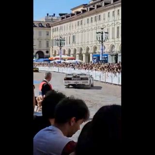 Lancia da rally sulla folla in piazza San Carlo a Torino: l’assicurazione non vuole pagare, difensore la cita in giudizio Lancia da rally sulla folla in piazza San Carlo a Torino: l’assicurazione non vuole pagare, difensore la cita in giudizio