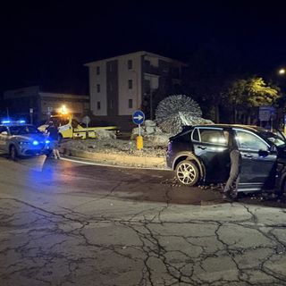 Incidente nella notte a Cuneo: auto si schianta contro la rotonda di corso De Gasperi