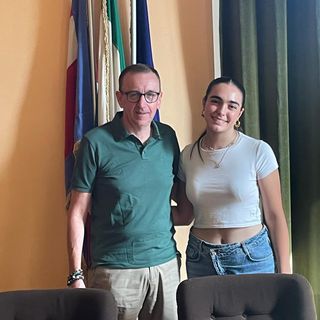 Il sindaco Andrea Mozzone con la studentessa Chiara Fontana