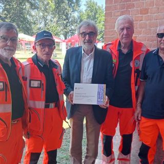 Il presidente Asava Roberto Giachino con una delegazione alla premiazione dei vincitori del bando Crt Il presidente Asava Roberto Giachino con una delegazione alla premiazione dei vincitori del bando Crt