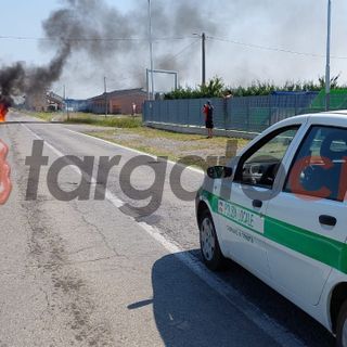Auto in fiamme sulla Sp 3 a Trinità, nessun altro veicolo coinvolto e nessun ferito
