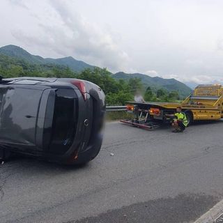 Auto si ribalta sulla provinciale tra Villanova e Roccaforte Mondovì e colpisce colonnina del gas