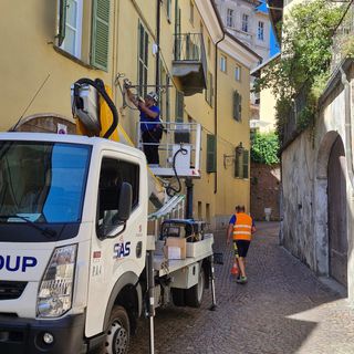 Saluzzo, l'intervento di manutenzione straordinaria sui lampioni in ferro batturo del centro storico