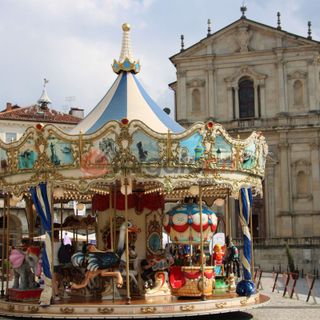 La giostra dei cavalli per l'allestimento della Mostra dell'Artigianato
