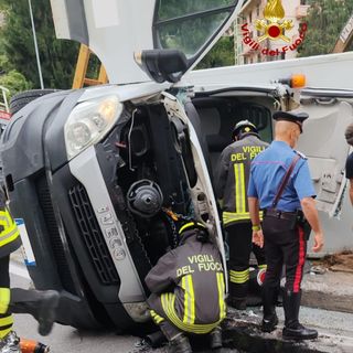 Presso la &quot;rotonda delle Alpi&quot; l'incidente che ha coinvolto un furgone proveniente dalla provinciale per Valdieri