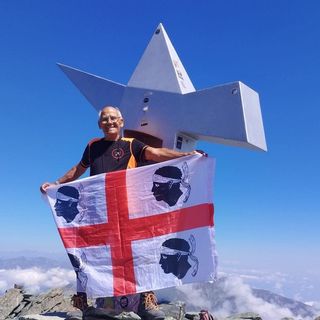 Giuseppe Mei sul Viso Mozzo con la bandiera della Sardegna Giuseppe Mei sul Viso Mozzo con la bandiera della Sardegna