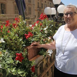 La sindaca Manassero sul balcone del Palazzo comunale