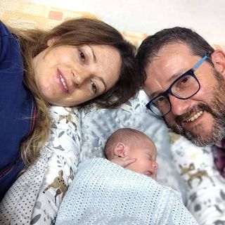 Mamma Marzia, il piccolo Noah e papà Roberto in uno scatto pubblicato sui social da quest'ultimo