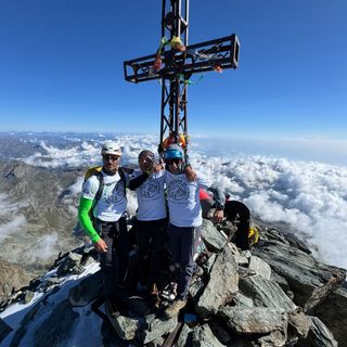 Marco Galliano in vetta al Monviso con  Diego Bramardi e Fabrizio Rolle- Foto Paolo Cilli