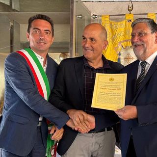 Il presidente Erbì con sindaco di Valdieri Giordana, riceve il Premio dal presidente Bortolan