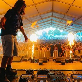 Dj Edmmaro, durante un suo spettacolo, sarà ospite spciale sabato 9 agosto