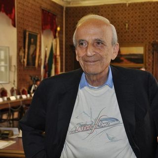 Ugo Sturlese con la maglietta in difesa della Cuneo-Nizza ferroviaria