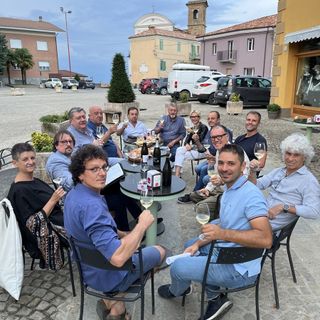 Il direttivo dell'Associazione Comuni del Moscato si incontra al bar e pensa a nuove azioni gustando i vini delle nostre colline