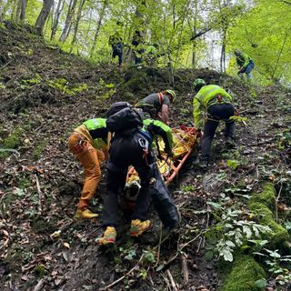 Vigili del Fuoco, Soccorso Alpino e 118 mobilitati per un pescatore precipitato in un torrente: l’uomo grave in ospedale