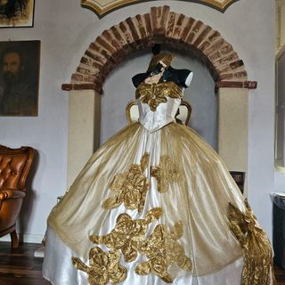 Un costume di scena della cantante lirica francese Micheline Blaud
