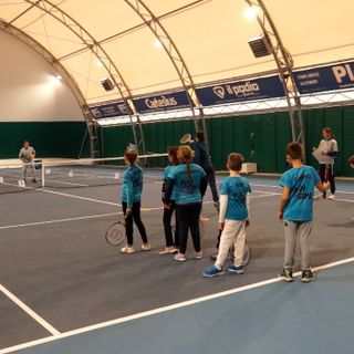 Dal digitale al campo da tennis: venti ragazzi con disturbi del neurosviluppo scoprono lo sport