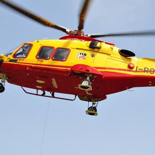 Uomo travolto da una pianta mentre pulisce il bosco: trasportato al Santa Croce di Cuneo in elicottero