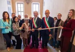 Il taglio del nastro della mostra a Cherasco