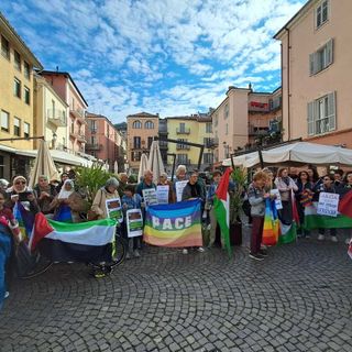 "Donne in cammino" di Mondovì a una manifestazione in piazza contro il genocidio a ottobre 2025