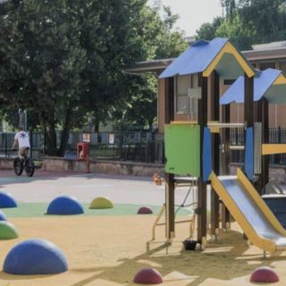 L'area di gioco davanti alla Scuola d'Infanzia del quartiere Donatello