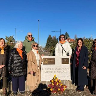 Rose gialle di Zonta Cuneo  davanti alla lapide nella rotonda di corso Francia