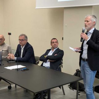 Alberto Rabbia mentre interviene nel Patto Civico a Busca