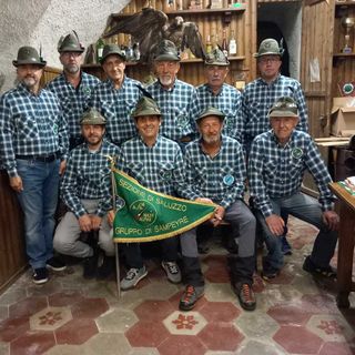 Il gruppo alpini di Sampeyre con al centro il presidente Giorgio Monge