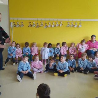 Il neo parroco di Scarnafigi don Marco Bruno con i bambini dell'Asilo di Scarnafigi