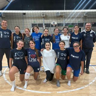Yamoora Azizi: in prima fila a metà con la squadra del volley