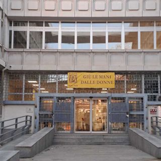 Saluzzo, striscione del club Zonta all'ingresso dell'ex Tribunale