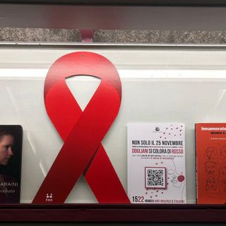 Giornata contro la violenza sulle donne: Dogliani si illumina di rosso per tutto novembre Giornata contro la violenza sulle donne: Dogliani si illumina di rosso per tutto novembre