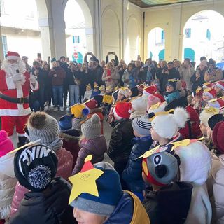 Barge celebra il Natale con solidarietà e messaggi di pace dalla scuola dell'infanzia