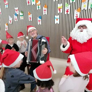 Babbo Natale e folletto musicista alla scuola dell’infanzia di Caraglio: una tradizione lunga oltre 30 anni