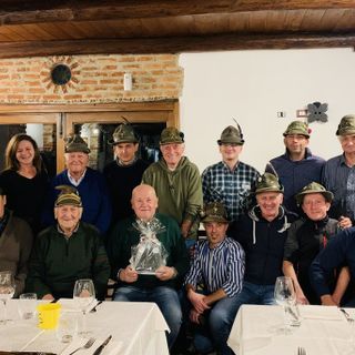 Il sindaco di Envie Roberto Mellano ha ricevuto con una targa ricordo dal locale gruppo degli Alpini assieme a quello della frazione Occa