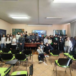 Legalità economica e lotta alla contraffazione: a Savigliano la Guardia di Finanza incontra gli studenti