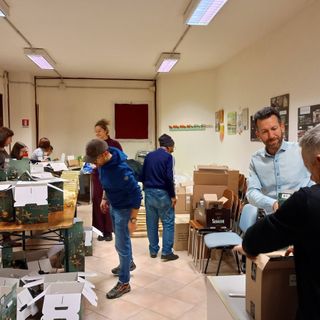 Ieri si è mossa la "macchina" della solidarietà con la preparazione dei pacchi Ieri si è mossa la "macchina" della solidarietà con la preparazione dei pacchi