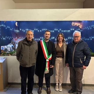Autorità e realizzatori di fronte al presepe di Rifreddo
