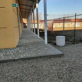 Gli scalini e la ghiaia della nuova palestra al centro delle critiche del consigliere Domenico Boeri