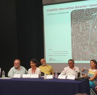 Da sx.: il sindaco Valerio Oderda, il geometra Franco Laguzzi di Rfi, l'architetto Ilaria Spinelli referente Rfi, Paolo Crociani dirigente Lavori Pubblici del Comune, Luigi Reynaudo del comitato ‘Per un sottopasso sostenibile’, l'ingegnere Daniela Cesare direttore dei lavori, e l'ingegnere Fabrizio Costa, incaricato della Notari SpA, l'impresa appaltatrice