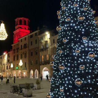 Piazza Santarosa a Savigliano con le luminarie natalizie Piazza Santarosa a Savigliano con le luminarie natalizie