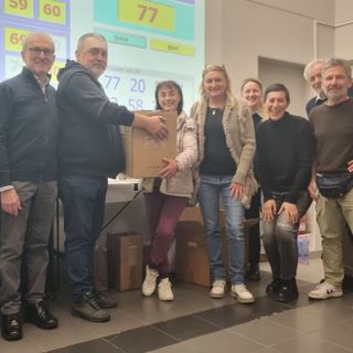 La vincitrice del premio deluxe con gli organizzatori della tombolata