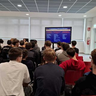 Gli studenti dell'ITIS Rivoira di Verzuolo alla lezione sull'Unione Europea