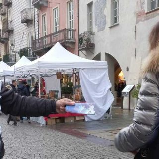 Cuneo, Babbi Natale de "La via della felicità" al mercatino di Natale