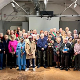 Saluzzo, foto di gruppo della tradizionale cerimonia di auguri alle coppie nozze d'oro 2025 - foto dalla pagina facebook del Comu7ne