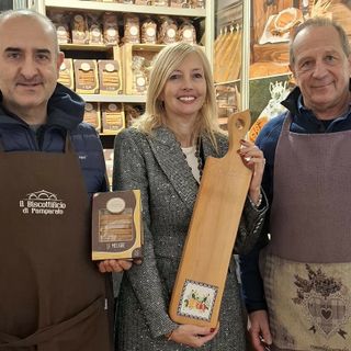 Tiziana Martino all'ultima Fiera Tartufo Alba con Cristiano Mugavero produttore dei Biscotti di Pamparato e Andrea Giaccone scultore e artigiano del legno